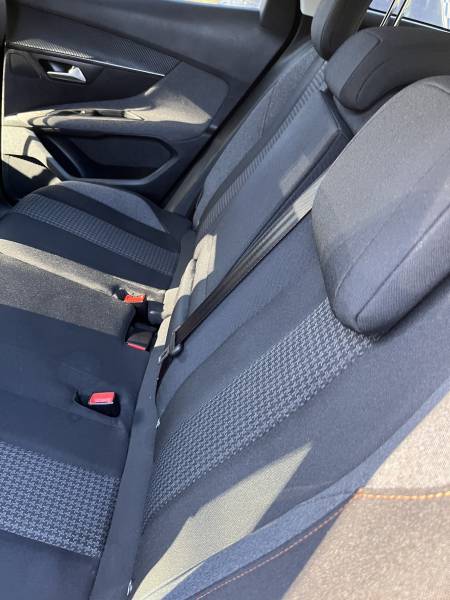 Voiture d’occasion PEUGEOT 3008 II 1.5 BLUE HDI 130 Active Business destinée aux conducteurs recherchant un SUV récent, fiable et confortable. A NIMES