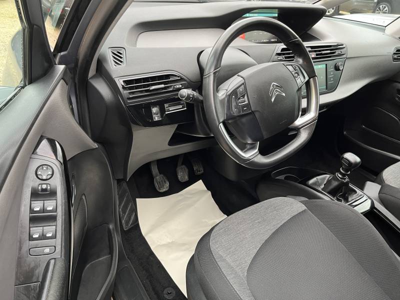  CITROEN C4 Spacetourer se distingue par son style moderne et sa configuration polyvalente.  A ORANGE