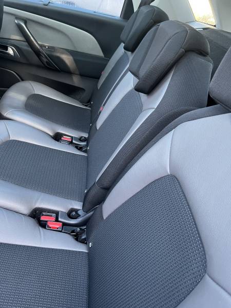 Cette CITROËN C4 PICASSO II de 2014 est animée par le moteur 1.6 e-HDI 115 associé à une BV6 manuelle, reconnue pour sa sobriété et ses faibles émissions (105 g/km – Crit’Air 2). A ARLES