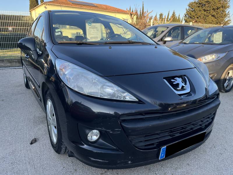Voiture d’occasion PEUGEOT 207 Ph2 1.4 HDI 70 Active. 5p. 1ère Main. Avec climatisation et Radio CD MP3 commande au volant. Garantie 12 Mois.