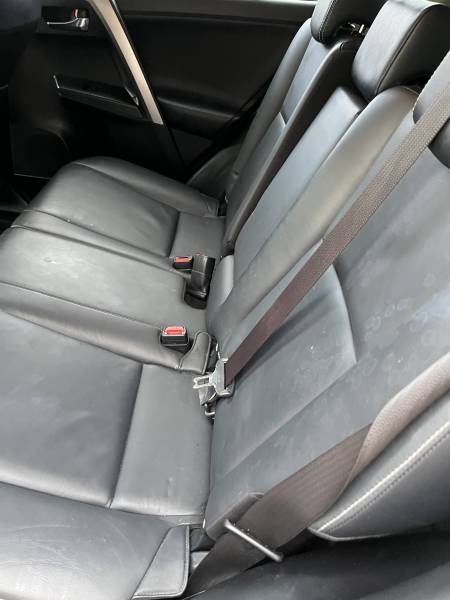 Voiture d’occasion TOYOTA RAV 4 2.0  D-4D 143 Lounge. 2WD. BV6. 5p. avec Hayon Motorisé et Sièges en Cuir + Electriques + Chauffants ainsi que crochet d’attelage AR. Garantie 12 Mois.