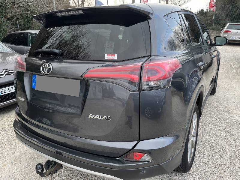 Voiture d’occasion TOYOTA RAV 4 2.0  D-4D 143 Lounge. 2WD. BV6. 5p. avec Hayon Motorisé et Sièges en Cuir + Electriques + Chauffants ainsi que crochet d’attelage AR. Garantie 12 Mois.