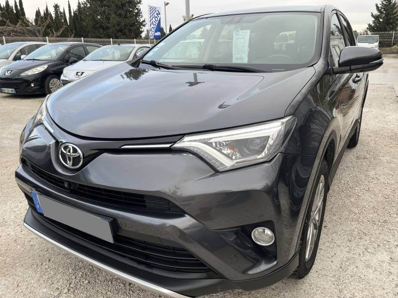Voiture d’occasion TOYOTA RAV 4 2.0  D-4D 143 Lounge. 2WD. BV6. 5p. avec Hayon Motorisé et Sièges en Cuir + Electriques + Chauffants ainsi que crochet d’attelage AR. Garantie 12 Mois.