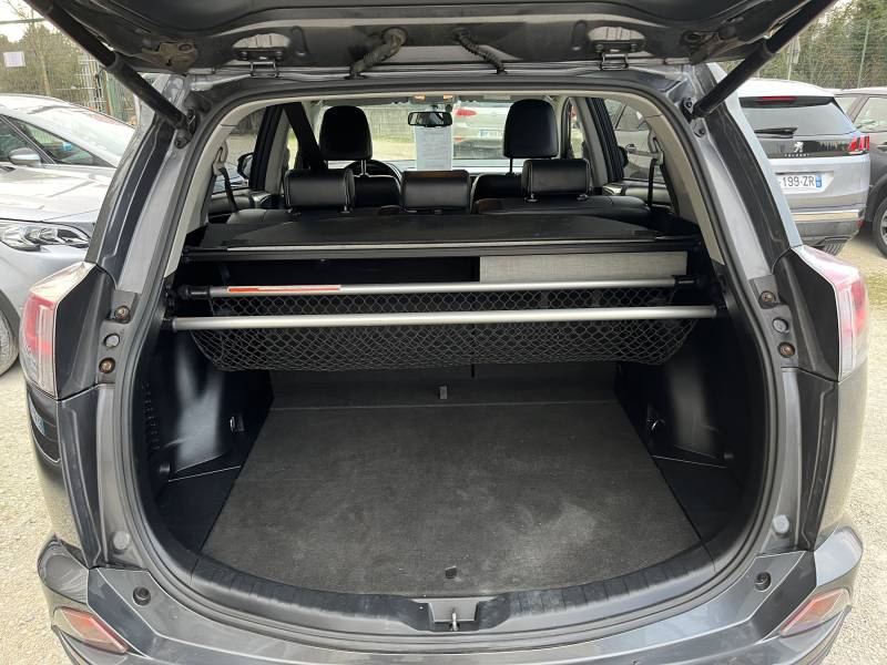 Voiture d’occasion TOYOTA RAV 4 2.0  D-4D 143 Lounge. 2WD. BV6. 5p. avec Hayon Motorisé et Sièges en Cuir + Electriques + Chauffants ainsi que crochet d’attelage AR. Garantie 12 Mois.
