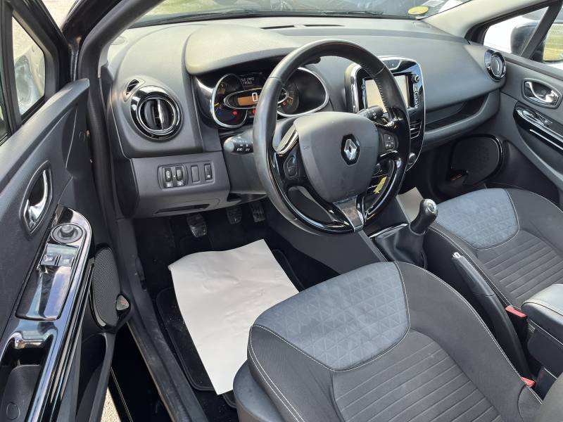 RENAULT CLIO IV 1.5 DCI 90 est une citadine 5 portes, 5 places, équipée d’une boîte manuelle et animée par un moteur DIESEL économique. A NIMES
