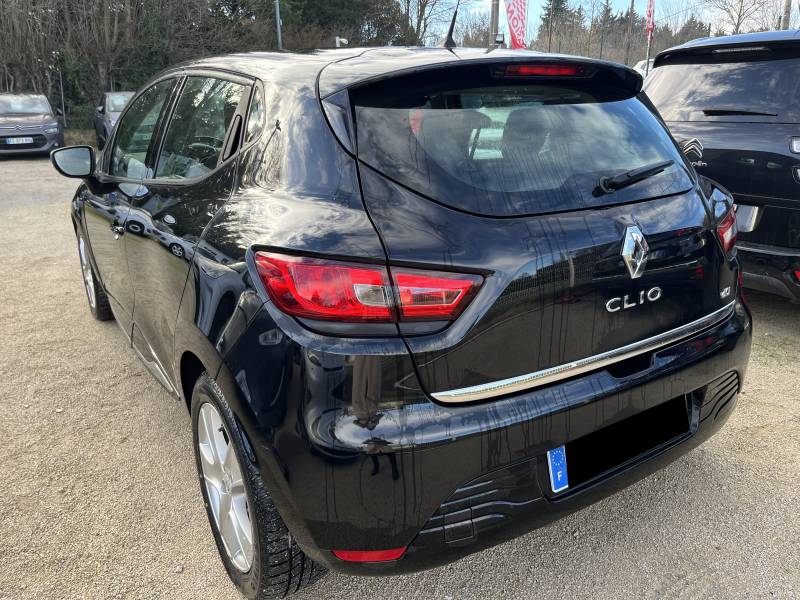 Voiture d’occasion RENAULT CLIO IV 1.5 DCI 90 Air Média Nav. Avec climatisation et GPS Europe tactile ainsi Régulateur + Limiteur de vitesse. Garantie 12 Mois.