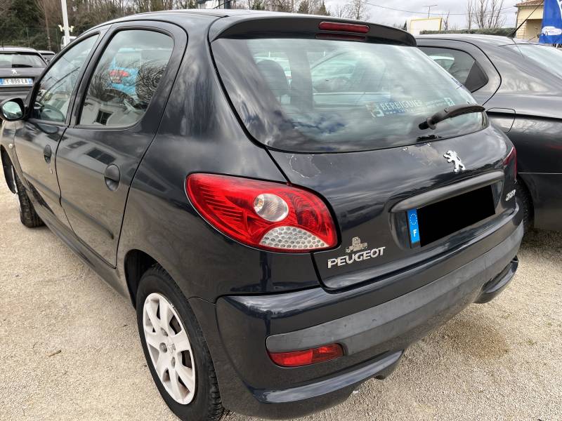 Première mise en circulation le 18/06/2012, cette voiture d’occasion PEUGEOT 206 + 1.4 HDI 70 Active affiche 83.996 km d’origine garantie et bénéficie d’une puissance fiscale de 4 CV, un excellent compromis entre performance et consommation. A ARLES