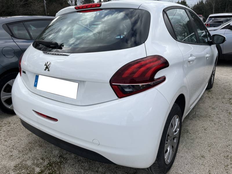 Voiture d’occasion PEUGEOT 208 I Ph2 1.5 Blue HDI 100 Premium Pack. 5p. avec GPS Europe Tactile et régulateur + Limiteur de vitesse. 1ère Main. Garantie 12 Mois.
