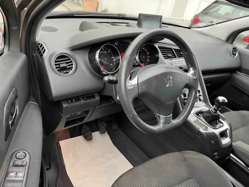PEUGEOT 5008 1.6 HDI 115 Allure. 7 Places. Avec Toit Panoramique + Rabat Electrique et Régulateur limiteur de vitesse ainsi que crochet d’attelage. Garantie 12 Mois. A ORANGE