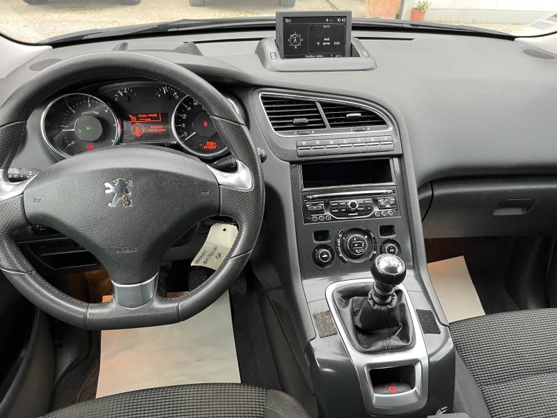 Voiture d’occasion PEUGEOT 5008 1.6 HDI 115 Allure. 7 Places. Avec Toit Panoramique + Rabat Electrique et Régulateur limiteur de vitesse ainsi que crochet d’attelage. Garantie 12 Mois.