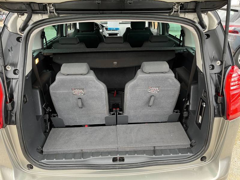 Voiture d’occasion PEUGEOT 5008 1.6 HDI 115 Allure. 7 Places. Avec Toit Panoramique + Rabat Electrique et Régulateur limiteur de vitesse ainsi que crochet d’attelage. Garantie 12 Mois.