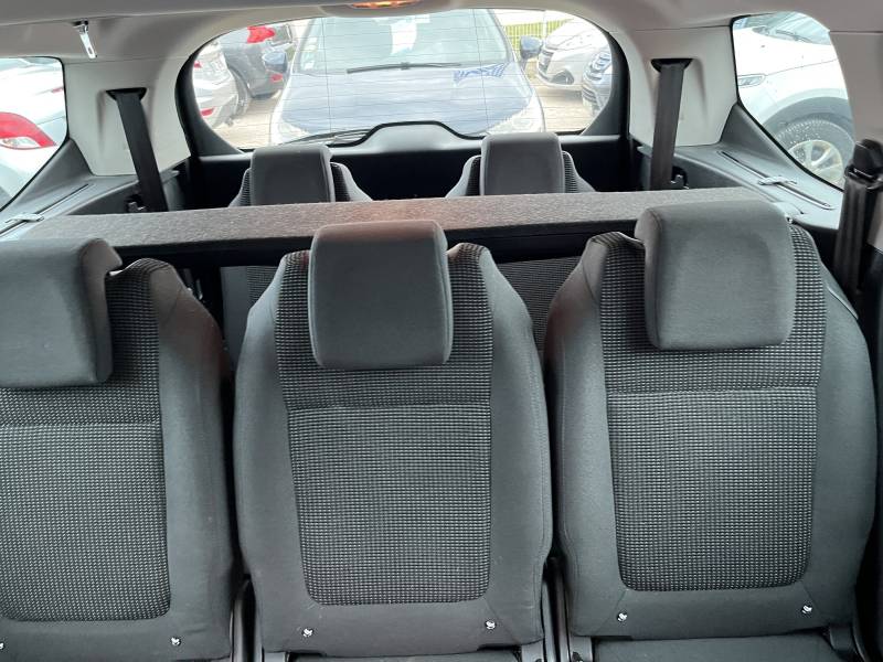 PEUGEOT 5008 1.6 HDI 115 Allure est une voiture d'occasion Avignon idéale pour un usage familial ou professionnel. A ARLES