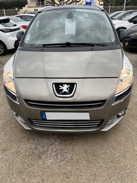 Voiture d’occasion PEUGEOT 5008 1.6 HDI 115 Allure. 7 Places. Avec Toit Panoramique + Rabat Electrique et Régulateur limiteur de vitesse ainsi que crochet d’attelage. Garantie 12 Mois.