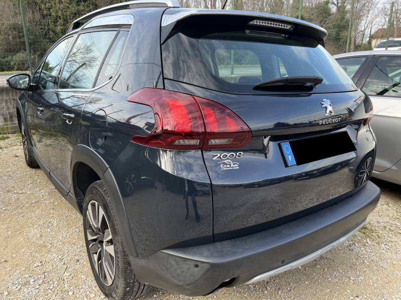 Voiture d’occasion PEUGEOT 2008 I Ph2 1.5 Blue HDI 102 Allure. BV6. 5p. avec GPS Europe tactile et Radars de Recul ainsi que Sièges Semi-cuir. Garantie 12 Mois.