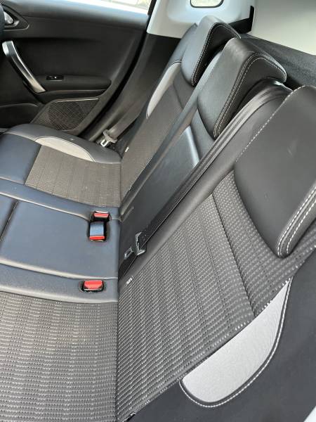 Voiture d’occasion PEUGEOT 2008 I Ph2 1.5 Blue HDI 102 Allure. BV6. 5p. avec GPS Europe tactile et Radars de Recul ainsi que Sièges Semi-cuir. Garantie 12 Mois.