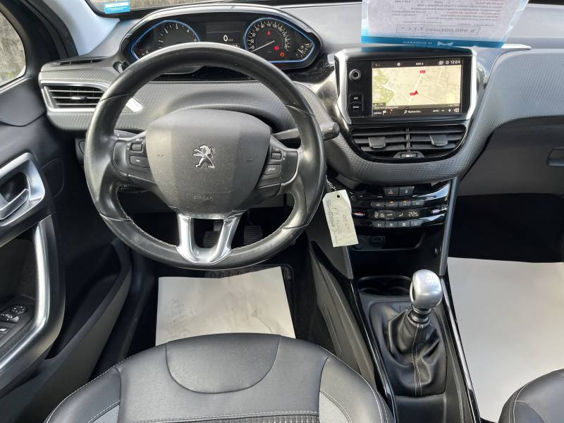 Voiture d’occasion PEUGEOT 2008 I Ph2 1.5 Blue HDI 102 Allure. BV6. 5p. avec GPS Europe tactile et Radars de Recul ainsi que Sièges Semi-cuir. Garantie 12 Mois.