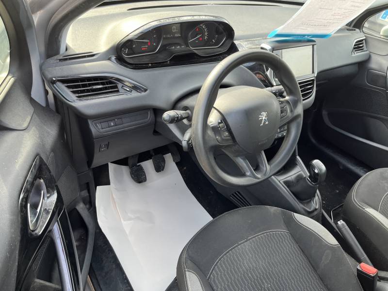 Voiture d’occasion PEUGEOT 208 I Ph2 1.6 Blue HDI 100 Active Business 5p. avec Climatisation ainsi que régulateur + Limiteur de vitesse. Garantie 12 Mois. A NIMES