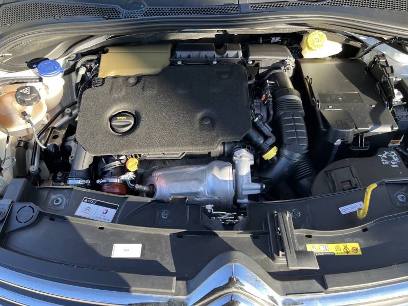 Voiture d’occasion CITROEN C3 III 1.6 Blue HDI 100 Feel. 5p. Avec Régulateur + Limiteur de vitesse et Sièges Chauffant ainsi que Alerte Franchissement de lignes. Garantie 12 Mois.