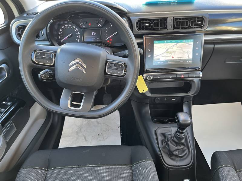 Économique en carburant grâce à son moteur diesel performant et respectueux des normes environnementales, elle bénéficie d’un confort appréciable avec sa climatisation automatique, son régulateur et limiteur de vitesse, ainsi que ses radars de recul. A NI