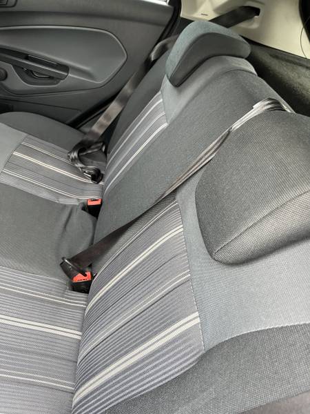 Voiture d’occasion FORD FIESTA 1.4 TDCI 70 Trend. 5p. avec climatisation et Radio CD MP3. Garantie 12 Mois.