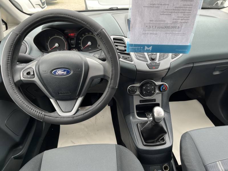Voiture d’occasion FORD FIESTA 1.4 TDCI 70 Trend. 5p. avec climatisation et Radio CD MP3. Garantie 12 Mois.