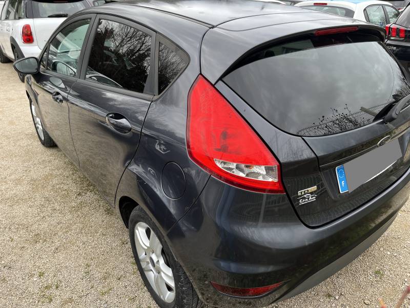 Voiture d’occasion FORD FIESTA 1.4 TDCI 70 Trend. 5p. avec climatisation et Radio CD MP3. Garantie 12 Mois.