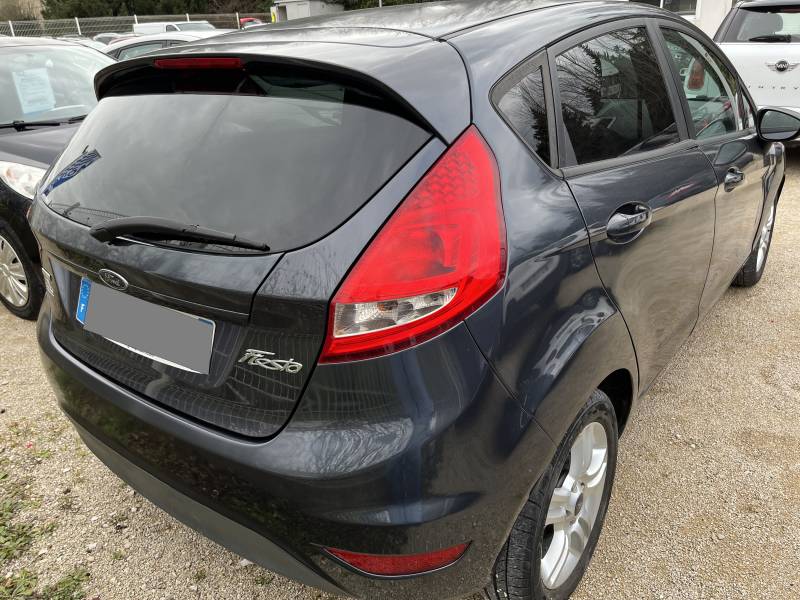 Voiture d’occasion FORD FIESTA 1.4 TDCI 70 Trend. 5p. avec climatisation et Radio CD MP3. Garantie 12 Mois.