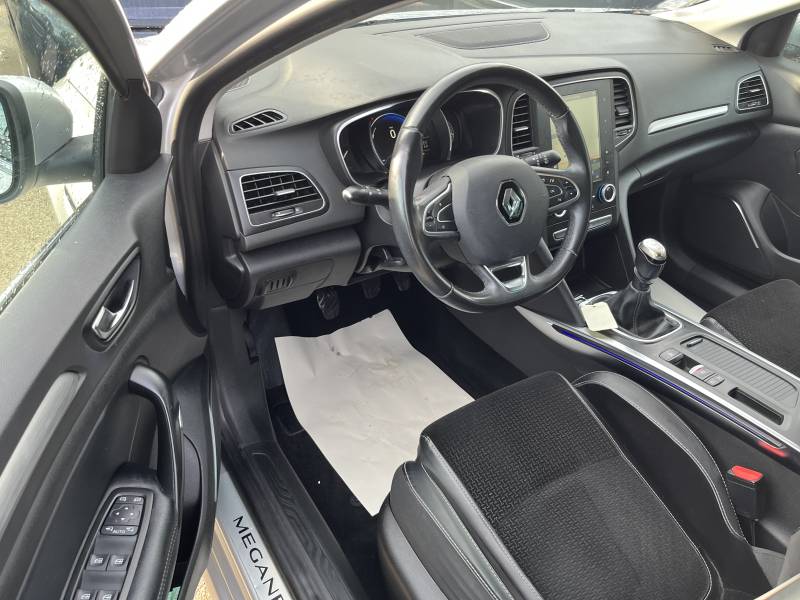 Voiture d’occasion RENAULT MEGANE IV 1.6 DCI 130 Intens. BV6. 5p. Avec Grand GPS Europe Tactile et radar AV + AR + Caméra de Recul ainsi que Sièges Semi-Cuir/Velours. Garantie 12 Mois.