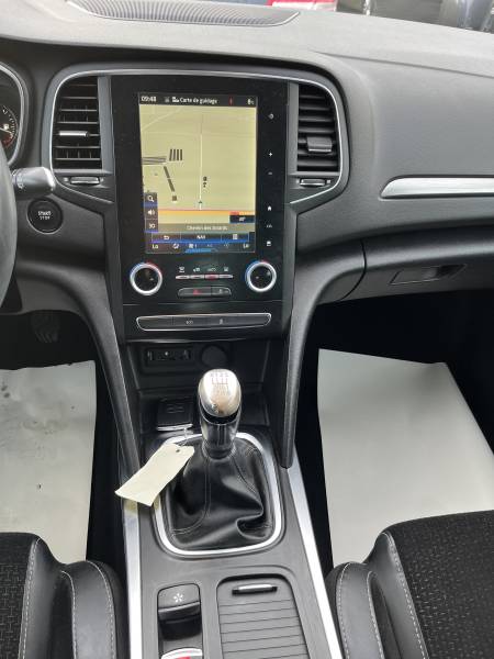 Avec ses 128 373 km d’origine garantie et sa mise en circulation du 09/06/2016, elle constitue une voiture d’occasion Avignon fiable et bien entretenue.