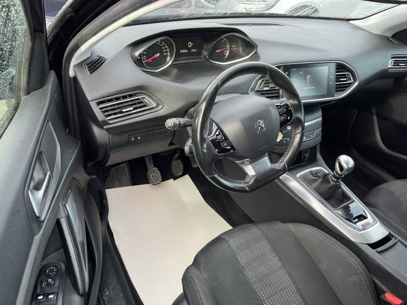 PEUGEOT 308 II 1.6 BLUE HDI 120 Allure de 2016 affiche un excellent compromis entre performance et économie grâce à son moteur diesel moderne, ses faibles émissions et sa boîte manuelle 6 vitesses. A ORANGE