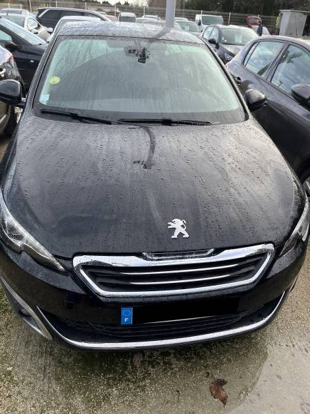 PEUGEOT 308 II 1.6 BLUE HDI 120 Allure de 2016 affiche un excellent compromis entre performance et économie grâce à son moteur diesel moderne, ses faibles émissions et sa boîte manuelle 6 vitesses. A ORANGE