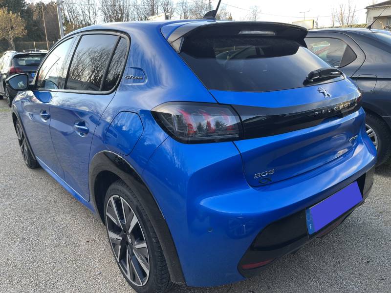 Voiture d’occasion PEUGEOT 208 II 1.2 i 100 GT LINE BV6. 5p. Avec Chargeur à Induction Radars AV+ AR + Caméra de Recul ainsi que Sièges Semi-Cuir. Garantie 12 Mois.