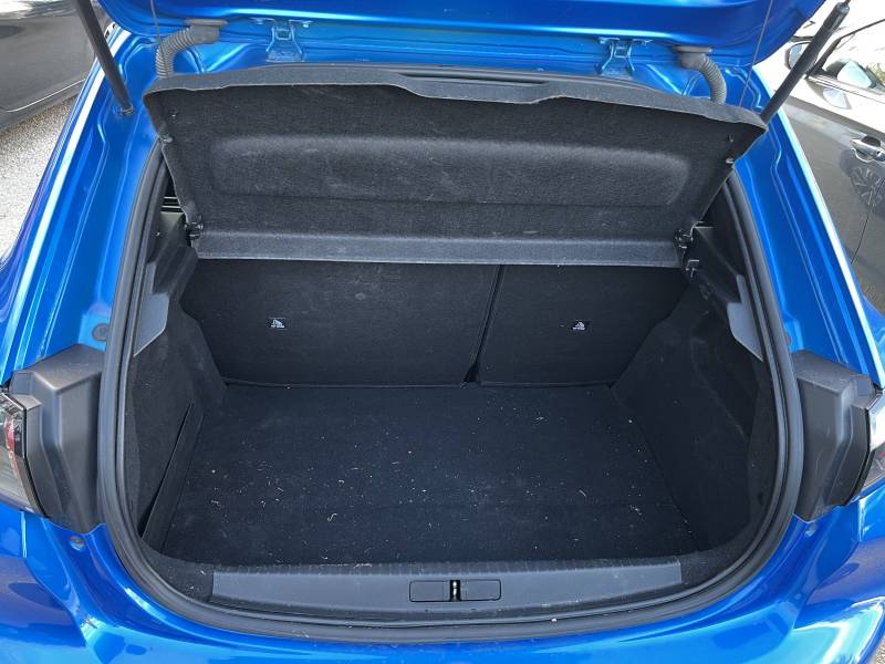 Voiture vendu Révisé et GARANTIE 12 mois avec extension de garantie possible jusqu’à 5 ans.   Options & équipement :   Extérieur :   -	Peinture Métal Verni -             Antibrouillards AV -	Jantes Alu -	Radars AV + AR -	Caméra de Recul -	Full LEDS  Confo
