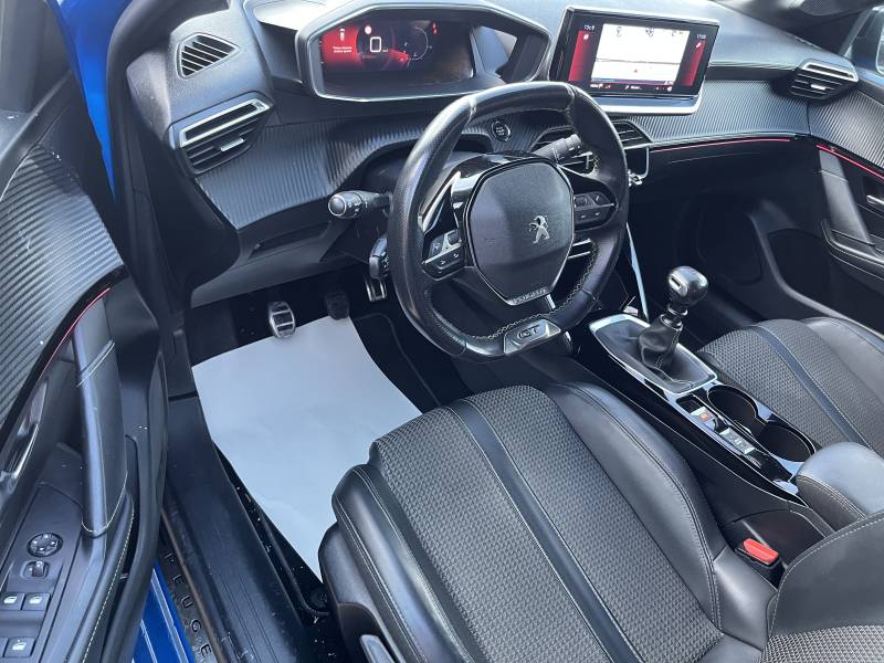 Voiture d’occasion PEUGEOT 208 II 1.2 i 100 GT LINE BV6. 5p. Avec Chargeur à Induction Radars AV+ AR + Caméra de Recul ainsi que Sièges Semi-Cuir. Garantie 12 Mois.