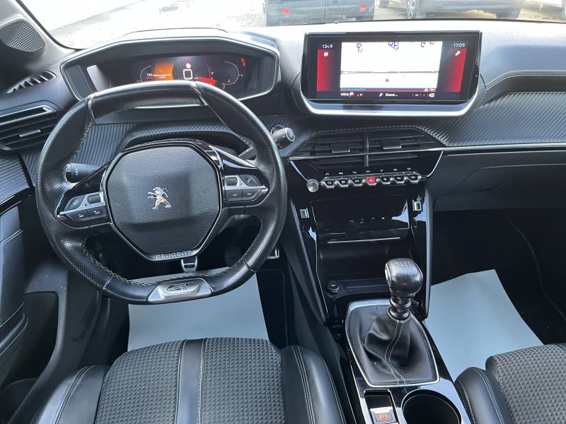 Voiture d’occasion PEUGEOT 208 II 1.2 i 100 GT LINE BV6. 5p. Avec Chargeur à Induction Radars AV+ AR + Caméra de Recul ainsi que Sièges Semi-Cuir. Garantie 12 Mois.