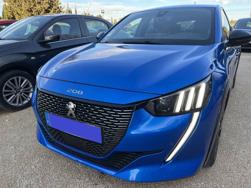 Voiture d’occasion PEUGEOT 208 II 1.2 i 100 GT LINE BV6. 5p. Avec Chargeur à Induction Radars AV+ AR + Caméra de Recul ainsi que Sièges Semi-Cuir. Garantie 12 Mois.