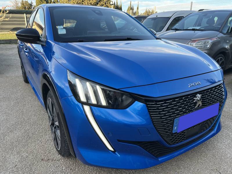 Voiture d’occasion PEUGEOT 208 II 1.2 i 100 GT LINE BV6. 5p. Avec Chargeur à Induction Radars AV+ AR + Caméra de Recul ainsi que Sièges Semi-Cuir. Garantie 12 Mois.