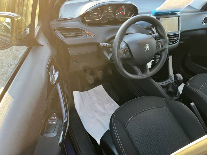 Voiture d’occasion PEUGEOT 208 I Ph2 1.6 Blue HDI 100 Active Business 5p. avec Climatisation et régulateur + Limiteur de vitesse ainsi que Carplay. Garantie 12 Mois.