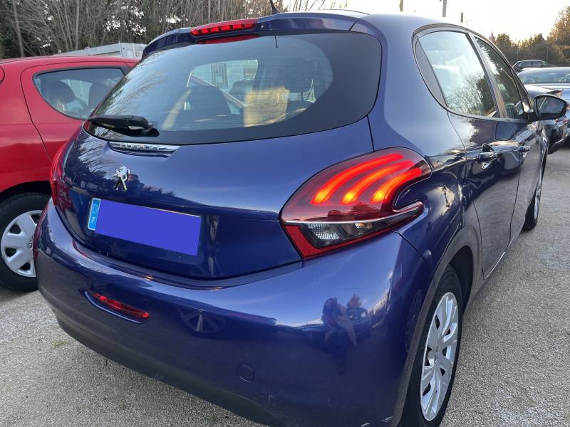 Voiture d’occasion PEUGEOT 208 I Ph2 1.6 Blue HDI 100 Active Business 5p. avec Climatisation et régulateur + Limiteur de vitesse ainsi que Carplay. Garantie 12 Mois.