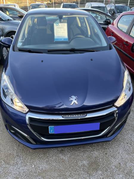 Voiture d’occasion PEUGEOT 208 I Ph2 1.6 Blue HDI 100 Active Business 5p. avec Climatisation et régulateur + Limiteur de vitesse ainsi que Carplay. Garantie 12 Mois.