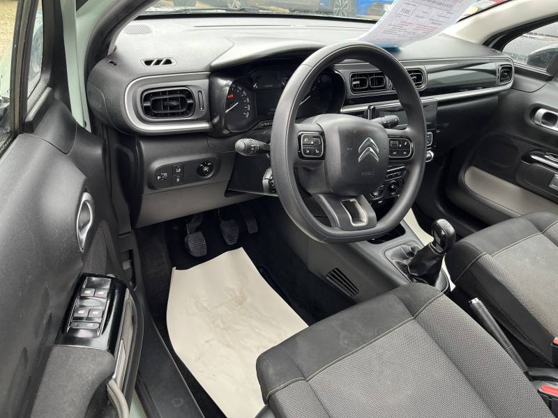 Voiture d’occasion CITROEN C3 III 1.6 Blue HDI 100 Feel. 5p. Avec Régulateur + Limiteur de vitesse et Sièges Chauffant ainsi que Alerte Franchissement de lignes. Garantie 12 Mois.