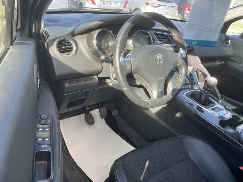 Voiture d’occasion PEUGEOT 3008 I Ph2 1.6 HDI 120 Allure. BV6. 5p. avec GPS Europe Tactile et Sièges Semi-Cuir ainsi que Toit Panoramique + Rabat Electrique. Garantie 12 Mois.