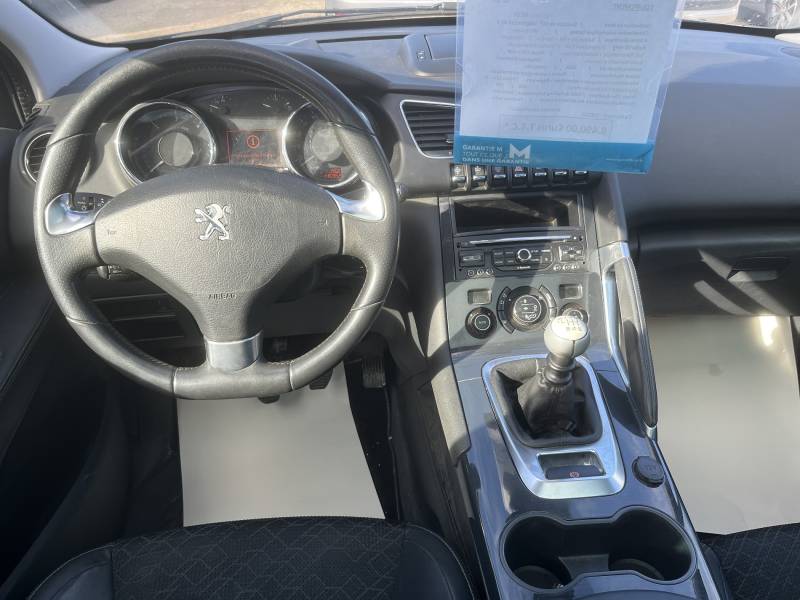Voiture d’occasion PEUGEOT 3008 I Ph2 1.6 HDI 120 Allure. BV6. 5p. avec GPS Europe Tactile et Sièges Semi-Cuir ainsi que Toit Panoramique + Rabat Electrique. Garantie 12 Mois.