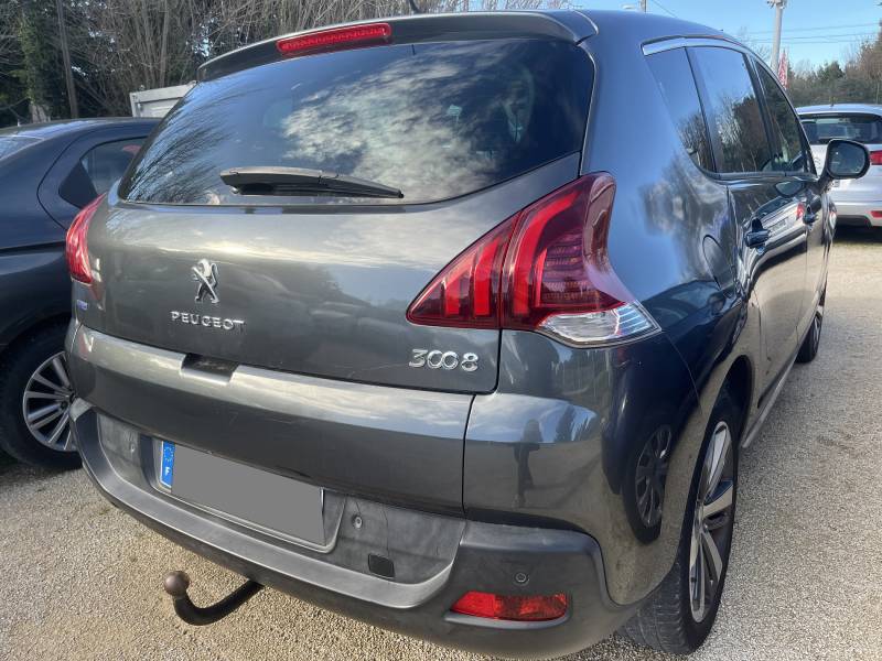 Voiture d’occasion PEUGEOT 3008 I Ph2 1.6 HDI 120 Allure. BV6. 5p. avec GPS Europe Tactile et Sièges Semi-Cuir ainsi que Toit Panoramique + Rabat Electrique. Garantie 12 Mois.