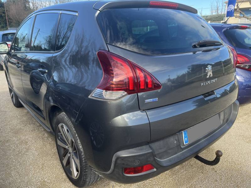 Voiture d’occasion PEUGEOT 3008 I Ph2 1.6 HDI 120 Allure. BV6. 5p. avec GPS Europe Tactile et Sièges Semi-Cuir ainsi que Toit Panoramique + Rabat Electrique. Garantie 12 Mois.