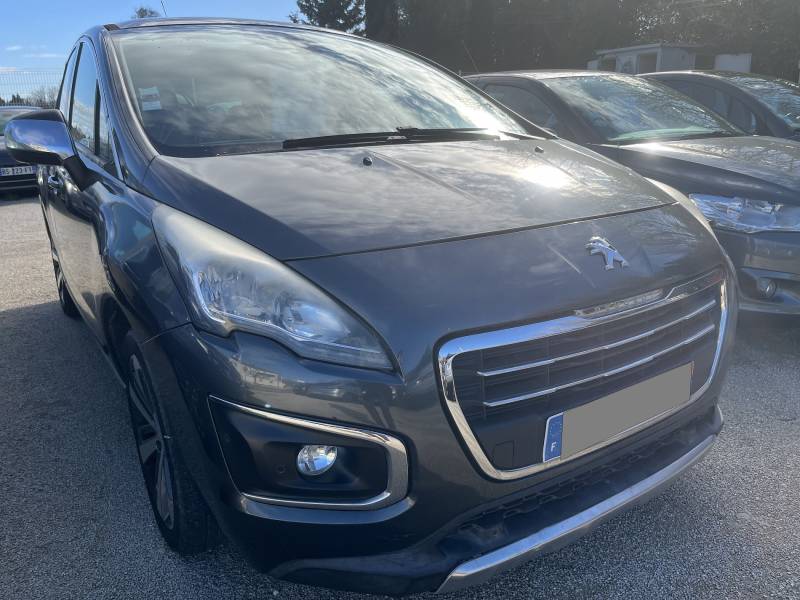 Voiture d’occasion PEUGEOT 3008 I Ph2 1.6 HDI 120 Allure. BV6. 5p. avec GPS Europe Tactile et Sièges Semi-Cuir ainsi que Toit Panoramique + Rabat Electrique. Garantie 12 Mois.
