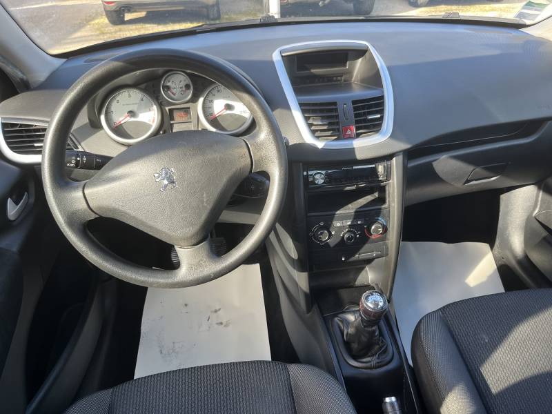  PEUGEOT 207 Ph2 1.4 HDI 70 Style est une 1ère Main, soigneusement entretenue, idéale pour les trajets quotidiens comme pour les déplacements dans tout le Vaucluse. 