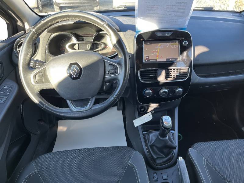 Voiture d’occasion RENAULT CLIO IV Ph2 1.5 DCI 90 Business. 5p. avec Régulateur + Limiteur de Vitesse et GPS Europe tactile ainsi que Radars de Recul. Garantie 12 Mois.