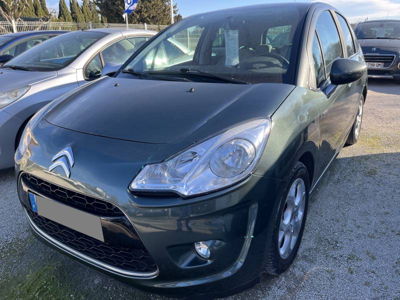 Voiture d’occasion CITROEN C3 II 1.4 HDI 70 Exclusive 5p. Garantie 12 Mois.  Avec Radars de Recul et Régulateur et Limiteur de vitesse ainsi que Toit panoramique zénith.
