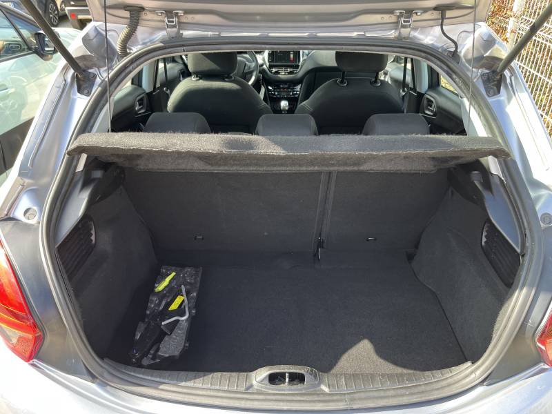 Voiture d’occasion PEUGEOT 208 I Ph2 1.6 Blue HDI 100 Active Business 5p. avec Climatisation et régulateur + Limiteur de vitesse ainsi que Carplay. Garantie 12 Mois.